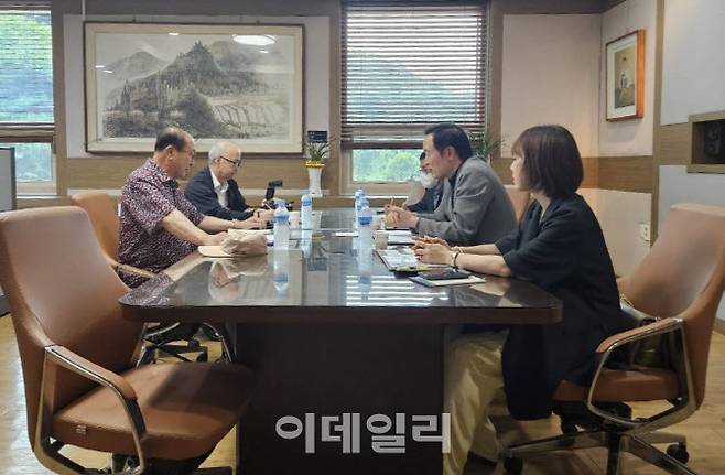 지난 8일 임태희 경기도교육감이 율곡 이이 15대 종손인 이천용 선생과 율곡연수원 부지 활용에 대한 간담회를 진행하고 있다.(사진=경기도교육청)