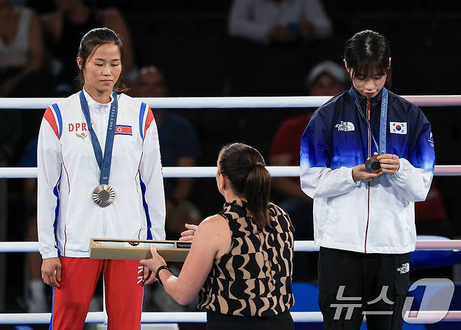 대한민국 복싱 대표팀 임애지 선수가 9일(한국시간) 프랑스 파리 노스 파리 아레나에서 진행된 복싱 여자 54kg급 시상식에서 수여 받은 동메달을 바라보고 있다. 2024.8.9/뉴스1 ⓒ News1 박정호 기자