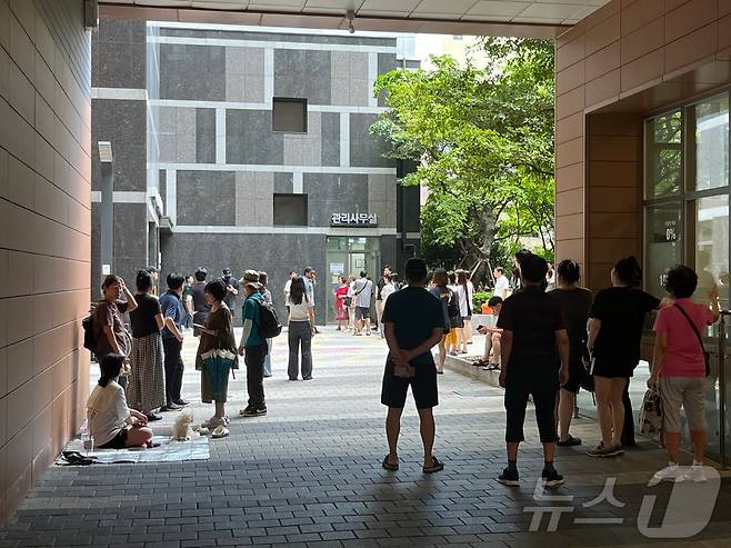 정전된 부산 연제구 한 아파트 주민들이 밖에서 더위를 식히고 있다.2024.8.9/ 뉴스1 ⓒ News1 장광일