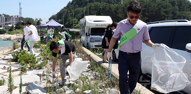 9일 강원도 양양군 인구해변 일대에서 열린 뉴스1 썸머 브랜드 페스타 그린 캠페인에서 이영섭 뉴스1 대표이사와 임직원, 김명선 강원특별자치도 행정부지사, 최경진 인구1리 이장 등이 플로깅 행사를 하고 있다. 2024.8.9/뉴스1 ⓒ News1 김명섭 기자