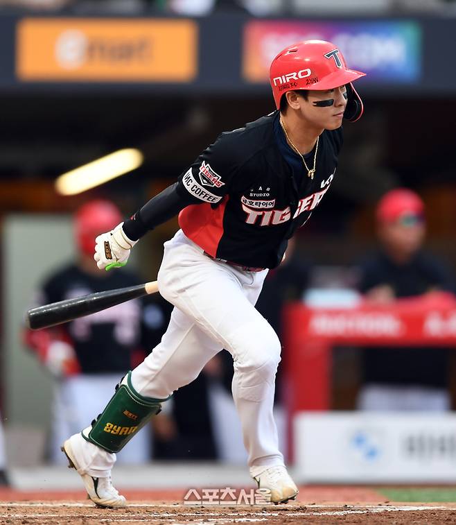 KIA 박찬호가 인천SSG랜더스필드에서 열린 2024 KBO리그 SSG전에서 2회초 적시타를 터뜨리고 있다. 사진 | 스포츠서울DB