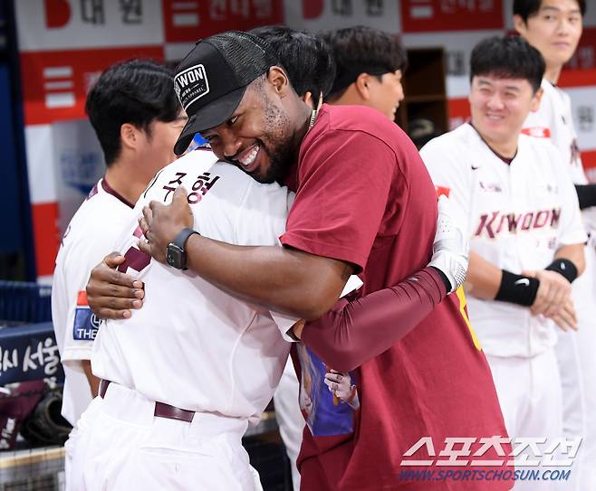 출국 하루 전 그라운드에 나타난 도슨이 이주형과 뜨거운 포옹을 나누고 있다