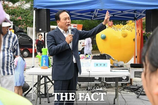 이권재 오산시장이 공동주택 공동체 활성화 지원사업인 '힐스 송크란 페스티벌'에서 인사말을 하고 있다. /오산시