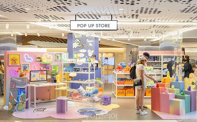 오는 19일까지 스타필드 코엑스몰에서 진행되는 '우주먼지' 팝업 스토어 전경.