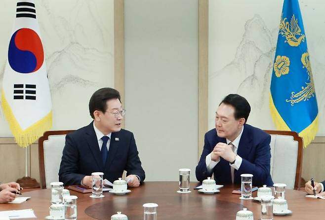 윤석열 대통령이 지난 4월29일 서울 용산 대통령실 집무실에서 열린 더불어민주당 이재명 대표와의 영수회담에서 이 대표의 발언을 듣고 있다. [이미지출처=연합뉴스]