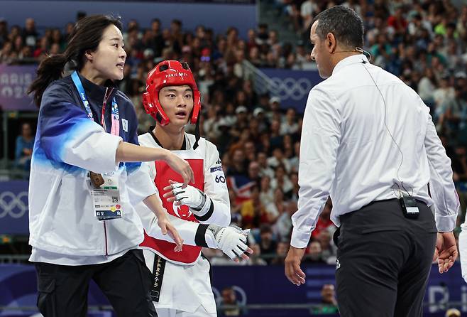 대한민국 태권도 국가대표팀 서건우 선수와 오혜리 코치가 9일 오후(한국시각) 프랑스 파리 그랑 팔레에서 진행된 2024 파리올림픽 태권도 남자 80kg급 16강 칠레의 호아킨 추르칠 선수와의 경기에서 심판진의 비디오 리플레이 결과에 대해 어필하고 있다. /뉴스1