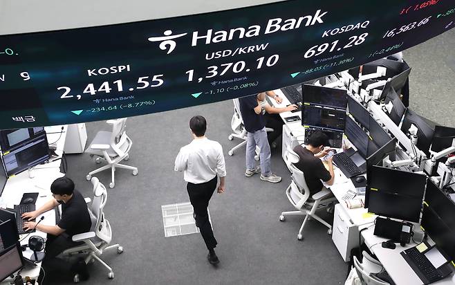 미국발 경기 침체 공포에 국내 양대 지수가 나란히 8% 이상 급락하면서 코스닥 시장과 코스닥 시장에 동반 서킷브레이커(CB) 1단계가 발동된 5일 오후 서울 중구 하나은행 본점 딜링룸 전광판에 종가가 표시되고 있다. /뉴스1