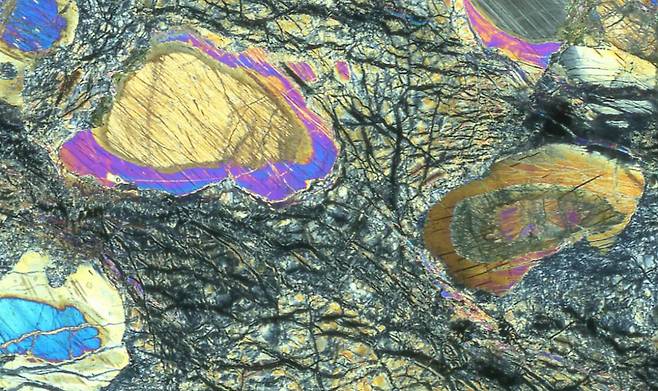 현미경으로 본 맨틀 암석 샘플./Johan Lissenberg