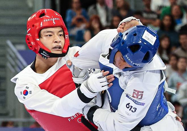 대한민국 태권도 국가대표팀 서건우가 프랑스 파리 그랑 팔레에서 진행된 2024 파리올림픽 태권도 남자 80kg급 16강 경기에서 칠레의 호아킨 추르칠과 경기를 하고 있다. / 사진 = 뉴스1