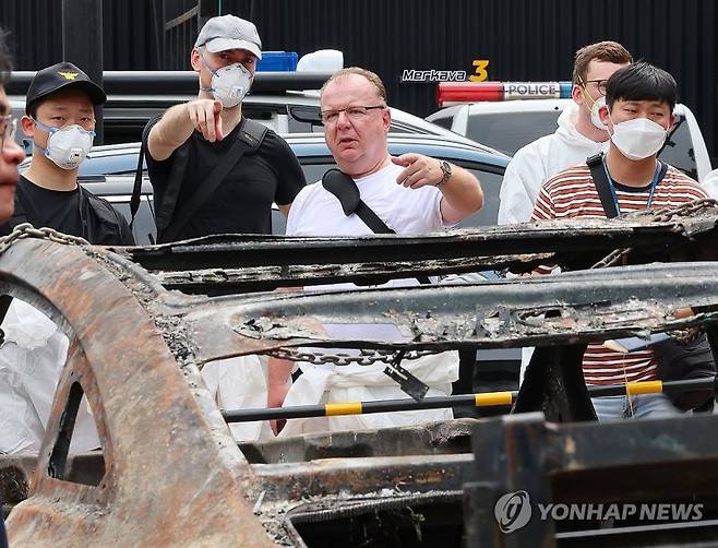 지난 8일 오전 인천 서구 한 공업사에서 경찰과 소방, 국립과학수사연구원, 벤츠 등 관계자들이 지난 1일 청라 아파트 지하 주차장에서 화재가 발생한 전기차에 대한 2차 합동 감식을 하고 있다. 연합뉴스