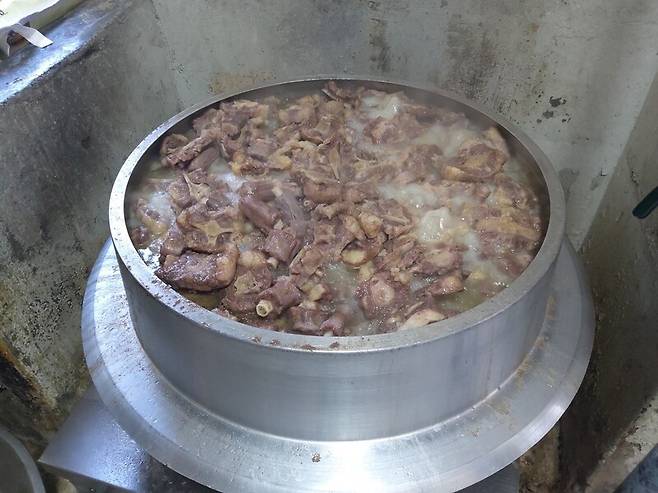 장수장 꼬리곰탕 주방에선 소 꼬리를 3시간 삶아서 수육을 만든다. 김광수 기자