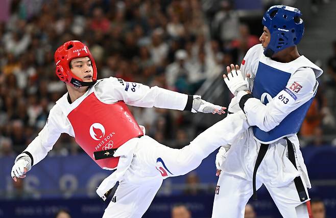 한국 태권도 국가대표 서건우(왼쪽)가 9일(현지시각) 프랑스 파리 그랑 팔레에서 열린 2024 파리올림픽 태권도 남자 80㎏에서 칠레 호아킨 안드레스 처칠 마르티네스와 맞붙고 있다. 파리/올림픽사진공동취재단
