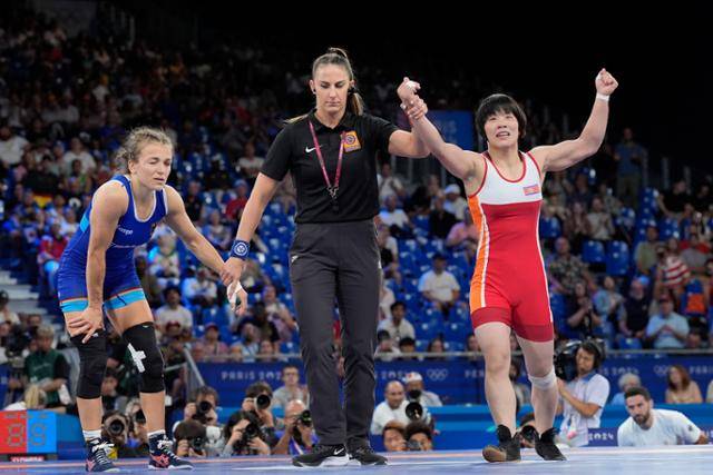북한의 최효경(오른쪽)이 8일(현지시간) 프랑스 파리 샹드마르스 경기장에서 열린 2024 파리 올림픽 레슬링 여자 자유형 53㎏급 동메달 결정전에서 독일의 나이카 벤틀레를 10-0으로 누르고 승리해 기뻐하고 있다. AP 연합뉴스