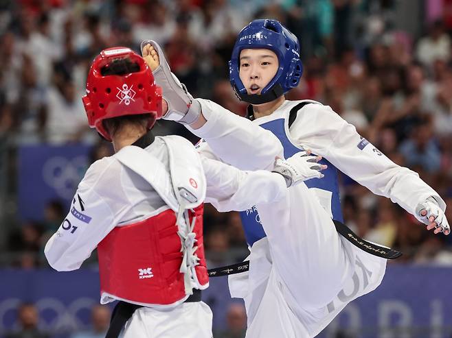 <yonhap photo-0604=""> 김유진, '세계랭킹 1위'에 굴하지 않고 공격 (파리=연합뉴스) 신준희 기자 = 8일(현지시간) 프랑스 파리 그랑팔레 태권도경기장에서 열린 2024 파리올림픽 태권도 여자 57kg급 준결승에서 한국 김유진이 '세계랭킹 1위'인 중국의 뤄쭝스와 경기를 펼치고 있다. 2024.8.8 hama@yna.co.kr/2024-08-08 23:43:10/ <저작권자 ⓒ 1980-2024 ㈜연합뉴스. 무단 전재 재배포 금지, AI 학습 및 활용 금지></yonhap>