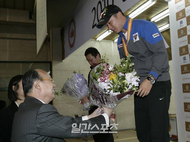 <yonhap photo-1541=""> 2010 한화회장배 사격대회 (서울=연합뉴스) 김승연 한화그룹 회장이 12일 창원종합사격장에서 열린 2010 한화회장배 사격대회에서 50m 권총 개인전에서 1위를 차지한 진종오 선수에게 금메달을 시상하고 있다. 2010.5.12 << 한화그룹 >> photo@yna.co.kr/2010-05-12 15:08:57/ <저작권자 ⓒ 1980-2010 ㈜연합뉴스. 무단 전재 재배포 금지.></yonhap>