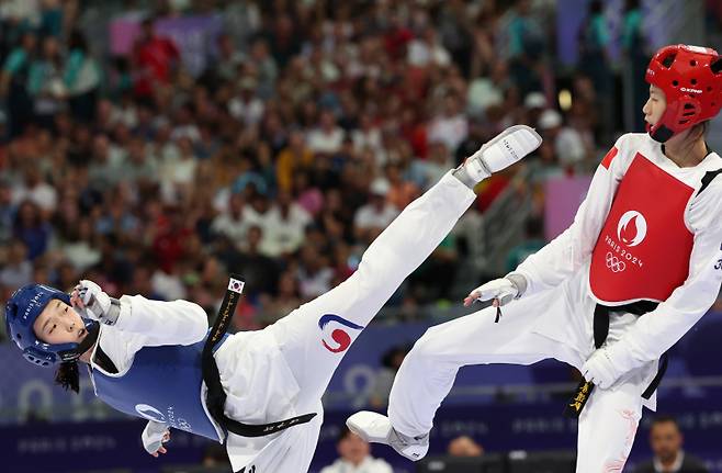 <yonhap photo-0188=""> '세계랭킹 1위'와 맞붙은 김유진 (파리=연합뉴스) 신준희 기자 = 8일(현지시간) 프랑스 파리 그랑팔레 태권도경기장에서 열린 2024 파리올림픽 태권도 여자 57kg급 준결승에서 한국 김유진이 '세계랭킹 1위'인 중국의 뤄쭝스와 경기를 펼치고 있다. 2024.8.9 hama@yna.co.kr/2024-08-09 00:11:06/ <저작권자 ⓒ 1980-2024 ㈜연합뉴스. 무단 전재 재배포 금지, AI 학습 및 활용 금지></yonhap>