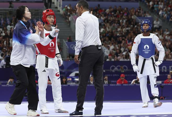 <yonhap photo-7413=""> 강력하게 판정 항의하는 서건우 (파리=연합뉴스) 임화영 기자 = 9일(현지시간) 프랑스 파리 그랑팔레에서 열린 2024 파리올림픽 태권도 남자 80kg급 16강전에 출전한 한국 서건우와 칠레 호아킨 추르칠과의 경기 2라운드에서 주심이 서건우의 2라운드 패배를 선언하자 매트로 뛰어나와 항의하고 있다. 2024.8.9 hwayoung7@yna.co.kr/2024-08-09 17:00:16/ <저작권자 ⓒ 1980-2024 ㈜연합뉴스. 무단 전재 재배포 금지, AI 학습 및 활용 금지></yonhap>