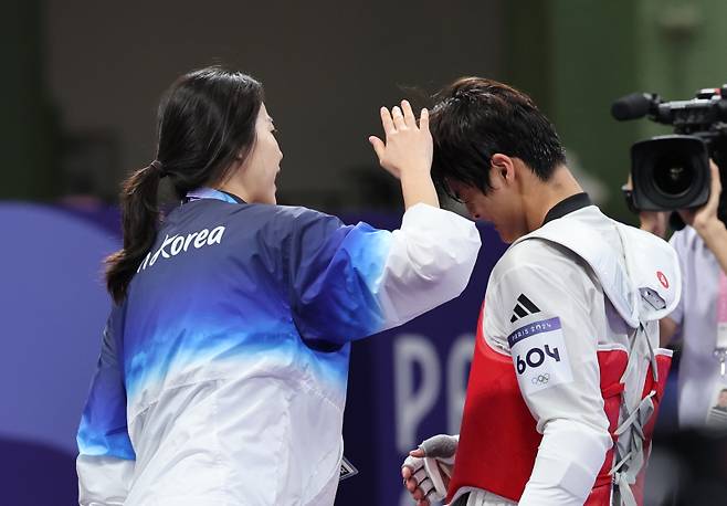 <yonhap photo-7758=""> 안도하는 서건우-오혜리 코치 (파리=연합뉴스) 임화영 기자 = 9일(현지시간) 프랑스 파리 그랑팔레에서 열린 2024 파리올림픽 태권도 남자 80kg급 16강전에 출전한 한국 서건우가 칠레 호아킨 추르칠에게 승리한 뒤 오혜리 코치와 기뻐하고 있다. 2024.8.9 hwayoung7@yna.co.kr/2024-08-09 17:49:13/ <저작권자 ⓒ 1980-2024 ㈜연합뉴스. 무단 전재 재배포 금지, AI 학습 및 활용 금지></yonhap>