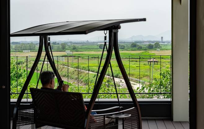 지평선 새마루. 2층 카페 테라스에 올라가면 김제 평야가 한눈에 들어온다.