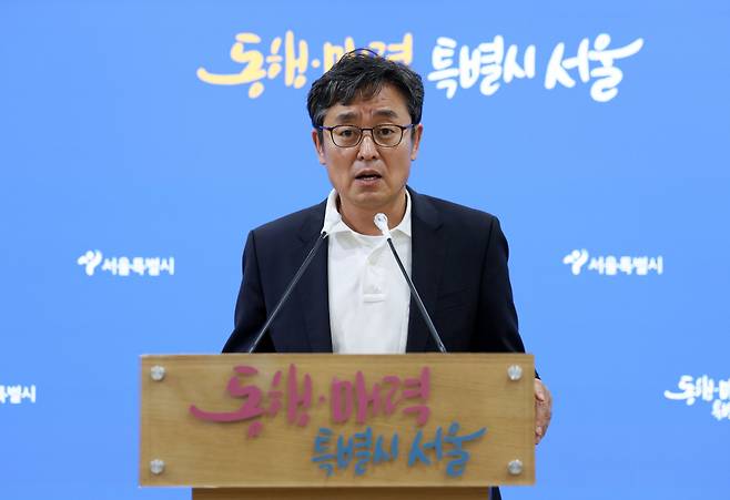 Head of Seoul Metropolitan Government's Climate and Environment Headquarters Yeo Jang-kwon speaks during a press briefing regarding the city’s maximum charge rate limitation for electric vehicles parked in underground parking lots of apartments at Seoul City Hall, Friday. (Newsis)