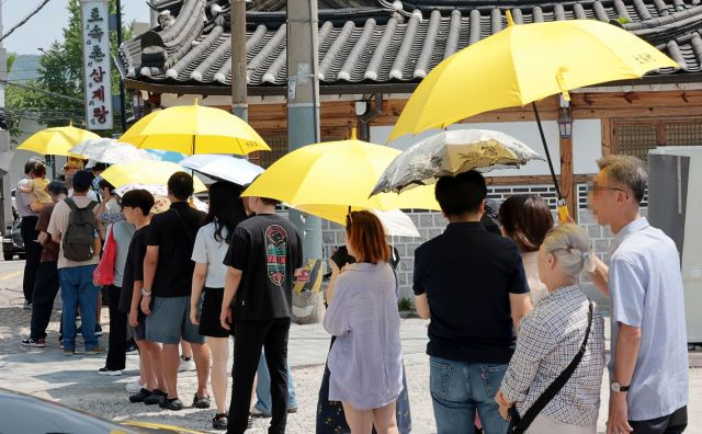 초복을 하루 앞둔 지난달 14일 서울의 유명 삼계탕집인 종로구 토속촌삼계탕 앞에 시민들이 줄을 서고 있다. 연합뉴스