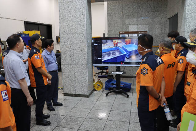 이천소방서에서 시민들의 보호를 위해 리튬배터리 화재 대응방안을 위한 열폭주 재현실험을 펼치고 있다. 이천소방서 제공