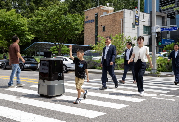 현대차·기아 로보틱스랩 자율주행 배송로봇이 시민과 함께 횡단보도를 횡단하는 모습 [사진제공=현대차그룹]