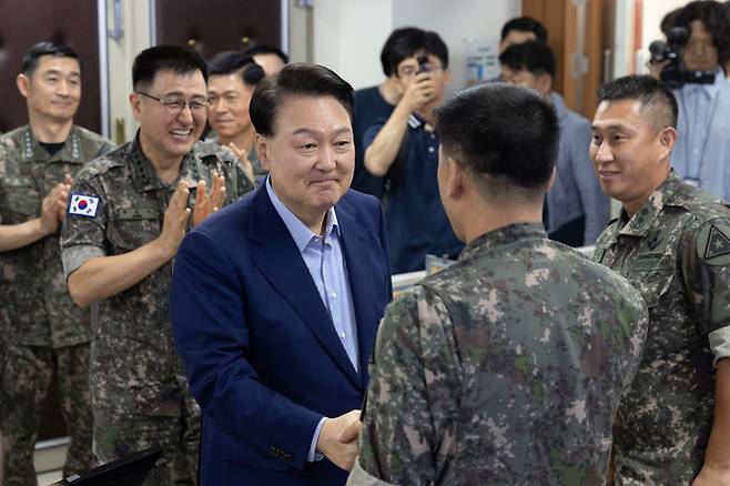 윤석열 대통령이 9일 충남 계룡대를 방문해 장병들을 격려하고 있다. [사진 제공 = 대통령실]