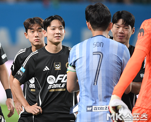 손흥민과 마주하는 양민혁. 사진=천정환 기자