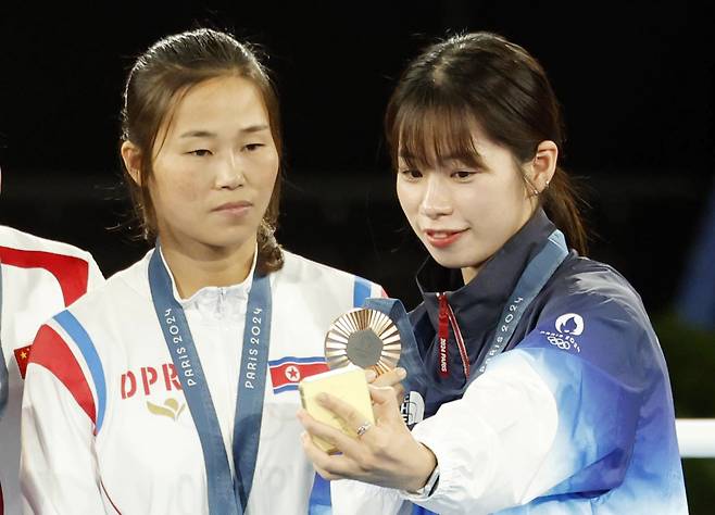 대한민국 복서 임애지와 북한 방철미가 8일(현지시간) 프랑스 파리 롤랑 가르스 스타디움에서 열린 2024 파리 올림픽 복싱 여자 54㎏급 시상식에서 기념 촬영을 하고 있다. / 사진=뉴시스