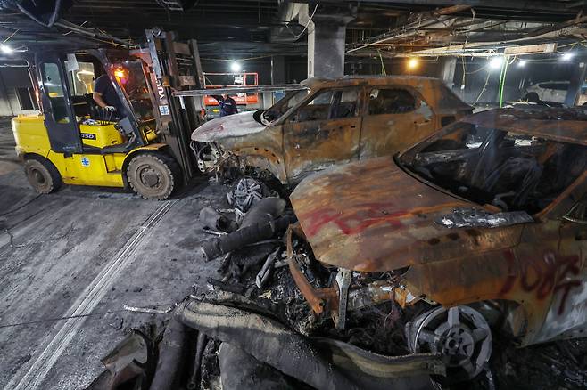 지난 8일 인천 서구 청라동의 한 아파트 단지 지하주차장에서 지난 1일 발생한 전기차 화재 사고로 인해 불에 탄 차량을 지게차가 들어올리고 있다. /사진=뉴스1