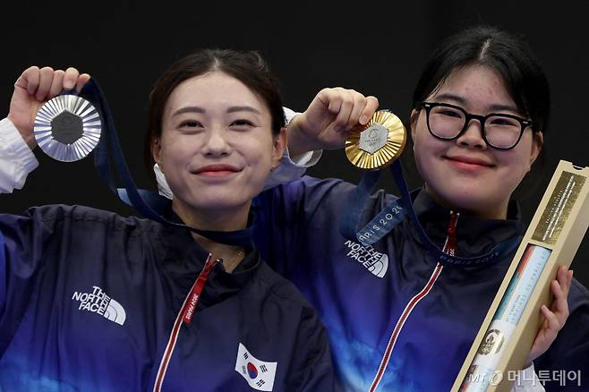 (AFP=뉴스1) 포토공용 기자 = 28일(한국시간) 프랑스 파리 샤토루 슈팅센터에서 열린 2024 파리올림픽 사격 공기권총 10m 여자 결선에서 금메달을 획득한 오예진(오른쪽)과 은메달을 획득한 김예지가 메달을 들고 포즈를 취하고 있다. 2024.7.28  ⓒ AFP=뉴스1  Copyright (C) 뉴스1. All rights reserved. 무단 전재 및 재배포,  AI학습 이용 금지. /사진=(AFP=뉴스1) 포토공용 기자