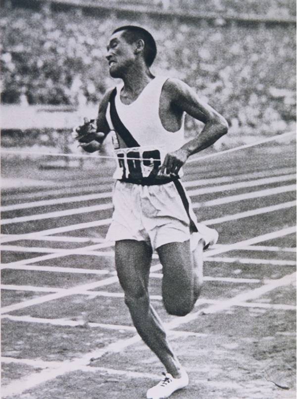 손기정이 베를린 올림픽 결승선을 통과하고 있다. /사진=  손기정 기념재단