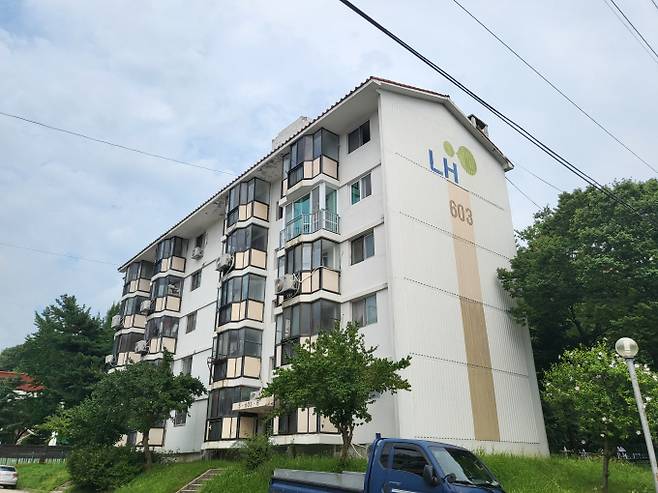 사진은 경기 안산시 단원구에 위치한 '중앙주공6단지' 아파트. 안산주공6단지 재건축사업은 시행사와 시공사가 공사 도급계약서 변경을 놓고 대립하면서 8개월째 계약 체결을 미루고 있다. 시행사와 시공사를 지지하는 세력이 나뉘며 주민 간 갈등도 격화한 가운데 분담금 상승 리스크가 커지고 있다. /사진=이화랑 기자