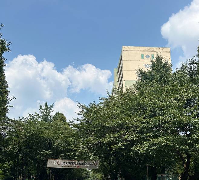 신반포2차 재건축 시공사를 상대로 열린 현장설명회에 총 10개 건설업체가 참석했다. 현대건설과 대우건설의 치열한 수주 경쟁이 벌어질 것으로 전망된다. 사진은 9일 신반포2차 단지 전경. /사진=김성아 기자