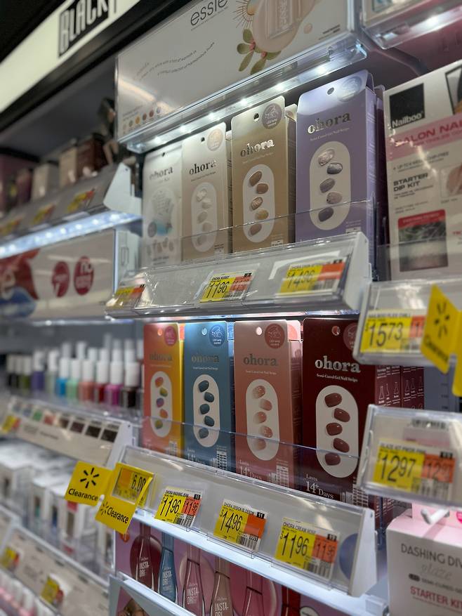 미국 월마트 내에서 오호라 네일 제품들이 판매되고 있다. [글루가 제공]