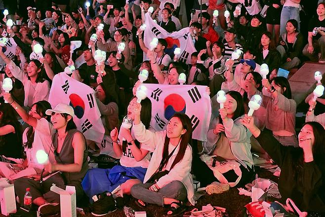 128년의 역사상 처음으로 올림픽에 K-팝 응원봉이 입성했다. 세계적인 그룹 방탄소년단(BTS), 세븐틴, 뉴진스가 소속, 응원봉 제작에 일가견이 있는 엔터테인먼트사 하이브가 2024 파리올림픽의 ‘팀코리아 응원봉’ 제작을 맡았다. [하이브 제공]