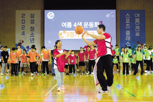 제일기획은 8일 삼성화재 글로벌캠퍼스 다목적홀에서 삼성 다문화청소년 스포츠 클래스의 특별활동인 여름캠프를 개최했다. 캠프에 참가한 청소년들이 선수들과 농구공으로 게임을 하고 있다 [제일기획 제공]