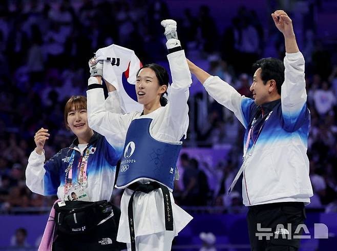 [파리=뉴시스] 김진아 기자 = 김유진이 8일(현지시각) 프랑스 파리 그랑 팔레에서 열린 2024 파리 올림픽 태권도 남자 57kg급 결승에서 이란의 나히드 키야니찬데을 상대로 승리하며 금메달을 확정한 뒤 손효봉 코치와 함께 기뻐하고 있다. 2024.08.09. bluesoda@newsis.com