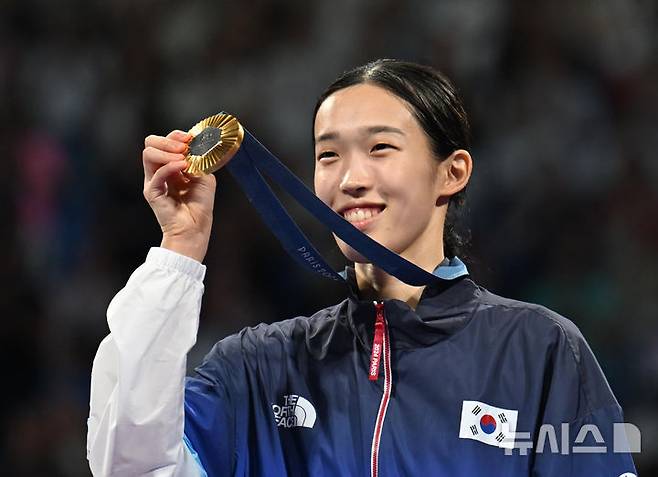 [파리=뉴시스] 김진아 기자 = 김유진이 8일(현지시각) 프랑스 파리 그랑 팔레에서 열린 2024 파리 올림픽 태권도 여자 57kg급 시상식에서 금메달을 목에 걸고 기념촬영을 하고 있다. (공동취재) 2024.08.09. photo@newsis.com