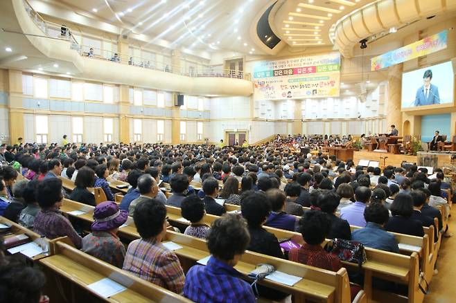 기독문화선교회와 사단법인 신바람이 코로나 팬데믹 후 정체된 교회 회복을 위해 '신바람 힐링프로그램'을 진행하고 있다. 사진은 신바람힐링 집회 장면. 사진 기독문화선교회 제공