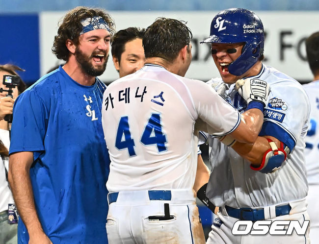 [OSEN=대구, 이석우 기자] 21일 대구삼성라이온즈파크에서 2024 신한 SOL 뱅크 KBO 리그 삼성 라이온즈와 롯데 자이언츠의 경기가 열렸다. 홈팀 삼성은 이승현이 방문팀 롯데는 반즈가 선발 출전했다. 삼성 라이온즈 카데나스가 9회말 무사 1루 좌월 끝내기 홈런을 치고 기뻐하고 있다. 2024.07.21 / foto0307@osen.co.kr