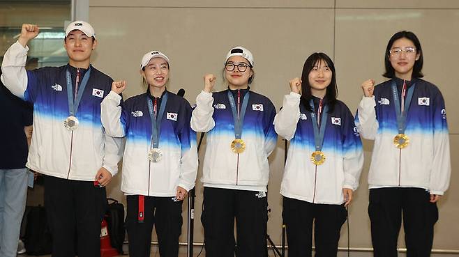 지난 7일 입국한 2024 파리올림픽 사격선수단 메달리스트 조영재, 김예지, 오예진, 반효진, 양지인 (왼쪽부터)