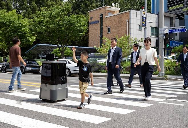 현대차·기아 자율주행 배송로봇 교통신호 정보 연계해 횡단보도 횡단 성공. 사진=현대자동차 제공