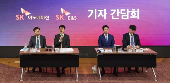 지난달 18일 서울 종로구 SK서린빌딩에서 열린 ‘SK이노베이션-SK E&S 합병’ 기자간담회에 참석한 추형욱(왼쪽 세 번째) SK E&S 대표. 추 대표는 검은 색 계열의 정장을 입은 다른 경영진과 달리 파란색 정장으로 의상을 차별화했다. 왼쪽부터 강동수 SK이노베이션 전략·재무부문장, 박상규 SK이노베이션 사장, 추 대표, 서건기 SK E&S 재무부문장. SK이노베이션 제공