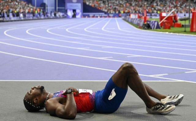 노아 라일스가 파리올림픽 남자육상 200m 레이스를 마친 뒤 쓰러졌다. 뉴스1