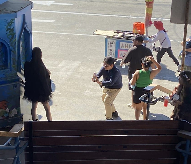 BJ과즙세연의 사진을 찍어주는 방시혁. SNS 캡처