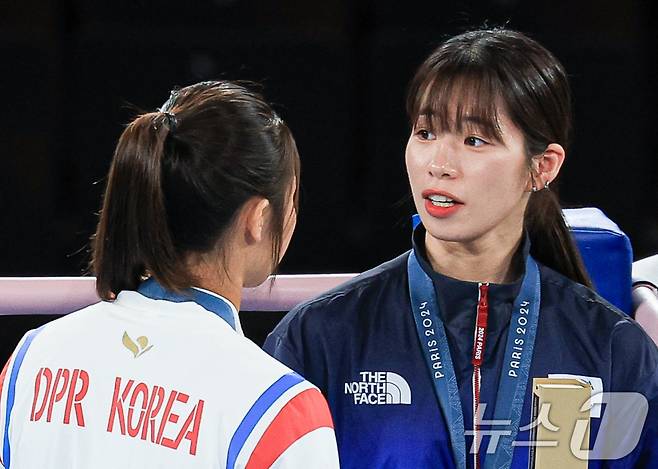 대한민국 복싱 대표팀 임애지 선수와 북한 방철미 선수가9일(한국시간) 프랑스 파리 노스 파리 아레나에서 진행된 복싱 여자 54kg급 시상식을 마친 후 대화를 하고 있다. /사진=뉴스1