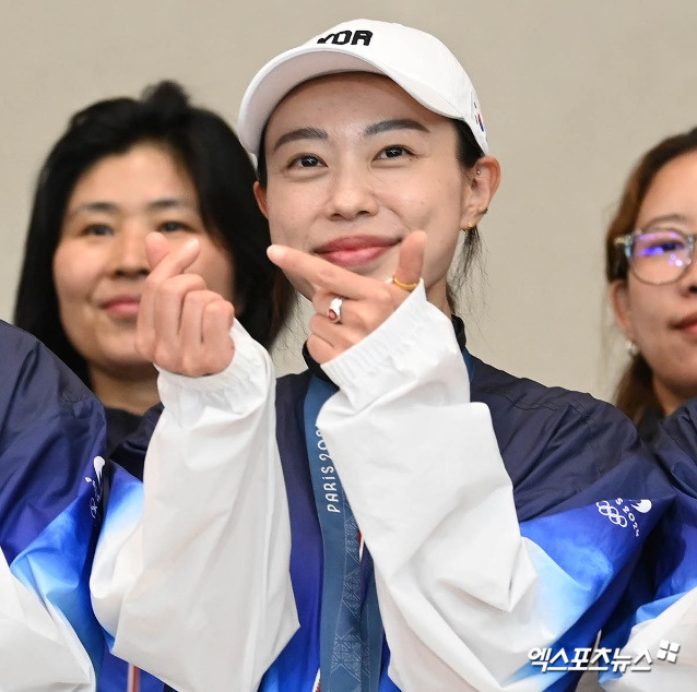 연합뉴스에 따르면 2024 파리 올림픽 여자 10m 공기권총 은메달리스트 김예지는 9일 전북 임실군 전북특별자치도 종합사격장에서 열린 기자회견에서 과로로 인해 인터뷰 중 경련과 함께 쓰러졌다. 김예지는 응급처치를 받은 후 곧바로 병원으로 후송됐는데, 과로로 인해 휴식이 필요하다는 진단을 받은 것으로 알려졌다. 엑스포츠뉴스DB