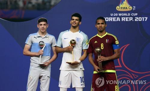 글로벌 매체 디 애슬레틱에 따르면 토트넘 홋스퍼는 본머스 공격수 도미닉 솔란케를 두고 본머스와 합의했다. 솔란케는 지난 시즌 프리미어리그에서 19골 3도움을 기록하며 리그 최고의 포워드 중 한 명으로 등극했다. BBC 소속 사이먼 스톤 기자에 의하면 토트넘이 본머스에 지불할 솔란케 이적료는 6000만 파운드(약 1044억원)가 될 전망이다. 연합뉴스